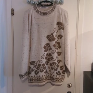 Tröja - Tröja, står ingen storlek, men uppskattar till M