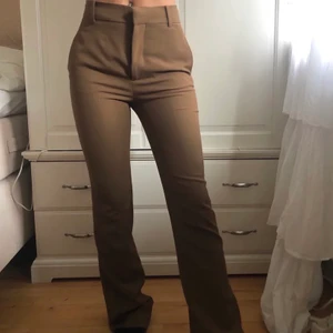 Bruna trendiga slutsålda kostymbyxor  - Bruna kostymbyxor från Zara som är slutsålda. Köpta för 600kr, jag är 172cm lång och dom är långa i benen! Buda gärna i kommenterarna🤎 köparen står för frakt. Köp direkt för 400kr +frakt