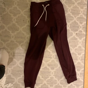 Röda mjukisbyxor  - Röda mjukisbyxor från märket Even&Odd. Högmidjade. Köparen står för frakten :)