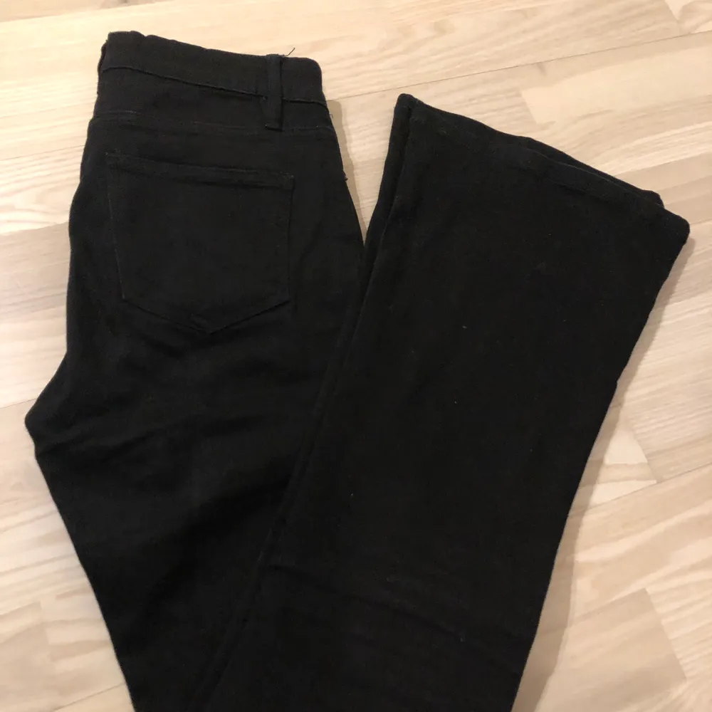 Ett par snygga bootscut jeans i storlek S! Jag är 1,68 cm och de är lite långa men inga problem att bära upp dem ändå!! Tillkommer frakt . Jeans & Byxor.
