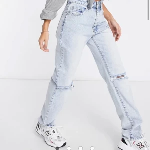 Ljusblå jeans - Superfina och sköna jeans från ASOS, avklippta cirka 1-2 cm men är fortfarande långa för mig som är 165. Köpta denna månaden men säljer då dem är för stora 🖤