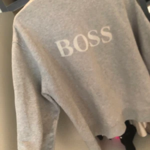 Boss tröja dam  - Som ny knappt använd storlek S men oversize i modellen, köpt i Hugo boss i Spanien dam modell. Nypris 2200kr 
