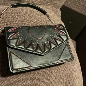 Väska zara - En väska som jag köpte från zara i jättefint skick:) den går även att göra mycket längre men har knutit den kort💕 nypris: 600