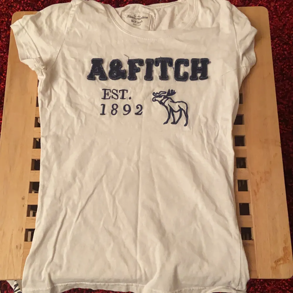 En snygg vanlig vit t-shirt från A&Fitch! Ganska tajt passform, använd några gånger under sommaren☀️😍. T-shirts.