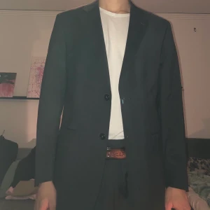 Cavaliere kavaj och kostymbyxa blå - Cavaliere kavaj och kostymbyxa mörkblå. Storlek 54 på kavajen. Budgivningar 