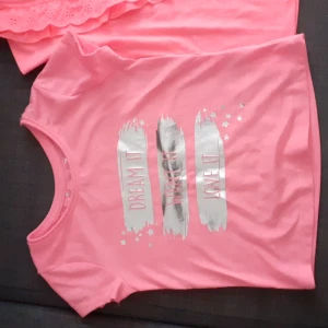 T shirt storlek 104 - Helt nya .aldrig använda (felköp) barn 