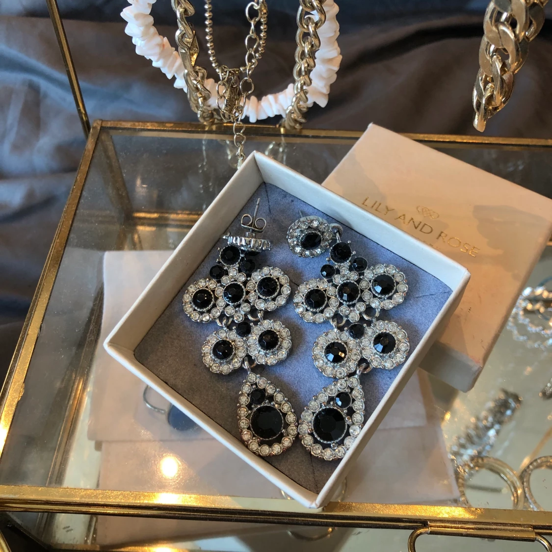 Lily and rose inspirerande örhängen - 91