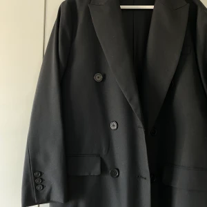 NY kappa från Zara  - Ny längre rock/kappa från zara i storlek S. Funkar som storlek M likaså. Köptes för 1200kr. Frakt 95kr med postnord ☺️