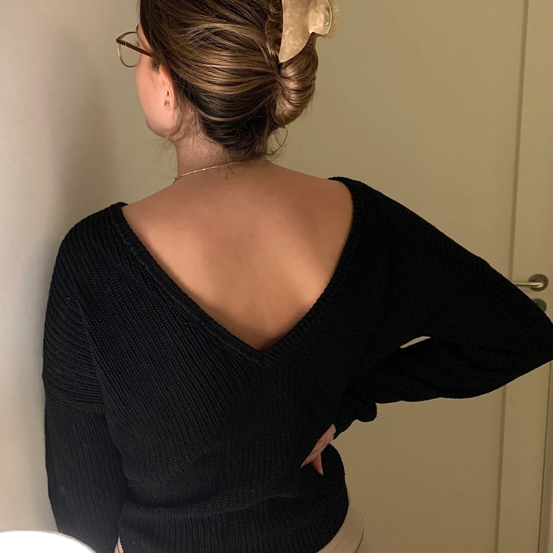 NA-KD svart stickad tröja med djup rygg S - 90