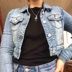 Jeansjacka  - Snygg croppad jeansjacka i storlek 34. Skulle säga att den passar xs/s. 150kr💕köparen står för frakt! Fler bilder kan skickas och alla priser är diskuterbara!🤗🥰