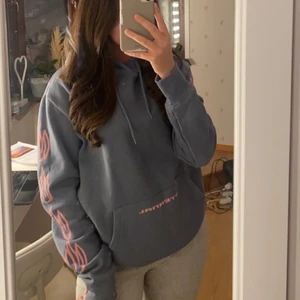 Skitsnygg slutsåld hoodie  - Säljer min snygga blå hoodie från H&M i storlek M, sitter oversized på mig som är S egentligen. Använd endast vid ett tilfälle. 