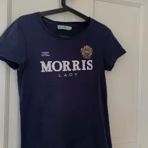 En superfin marinblå Morris t-shirt i storlek XS💖