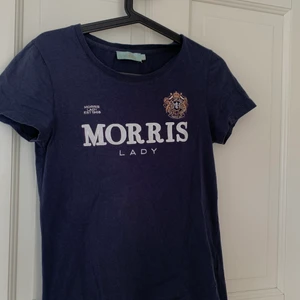 MORRIS - En superfin marinblå Morris t-shirt i storlek XS💖