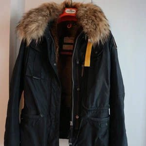 Parajumper New Denali M  - Säljer nu min fina Parajumper modellen New Denali.  Inköpt 2018 men har hängt i garderoben större delen av tiden. Använd men i fint skick. Inga fläckar och pälsen är väldigt fin. Nypris ca 8000kr.  Storlek Medium men skulle säga att den passar både
