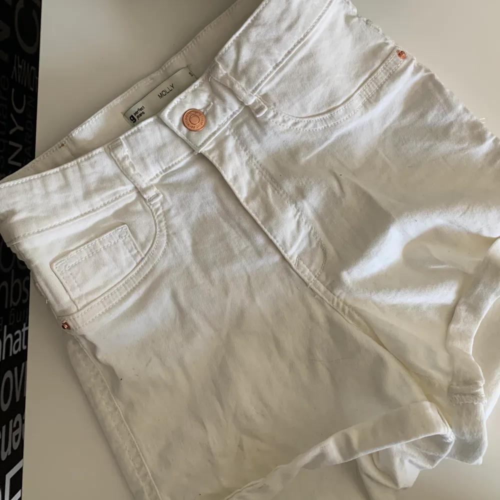 Ett par vita högmidjade jeansshorts. Använd fåtals gånger. Vid funderingar hör gärna av dig🤍🤍. Shorts.