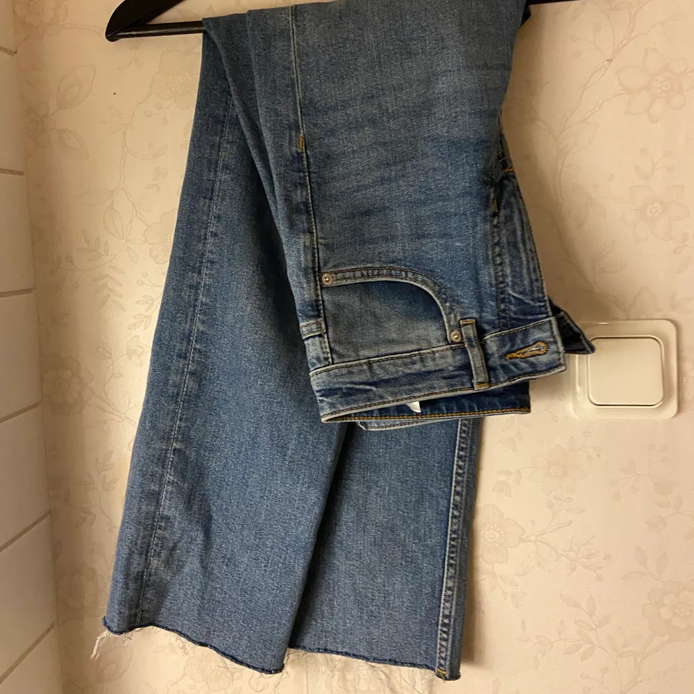 Sitter väldigt snyggt på, väldigt skönt material ✨ storlek 36, tar Swish, postar inte byxorna . Jeans & Byxor.