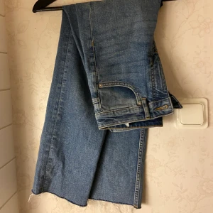 Mom jeans ifrån hm - Sitter väldigt snyggt på, väldigt skönt material ✨ storlek 36, tar Swish, postar inte byxorna 