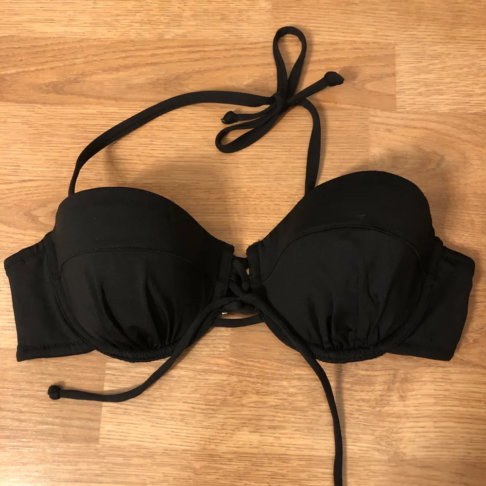 Svart bikini topp från Hm. Snöre i mitten, banden kan tas bort om man vill. ”Gummi” för att den ska sitta uppe.  Pris kan diskuteras. Passar för 75A. Skriv för intresse. Fraktkostnad tillkommer, kan dock mötas upp om det är i Stockholm :) . Övrigt.