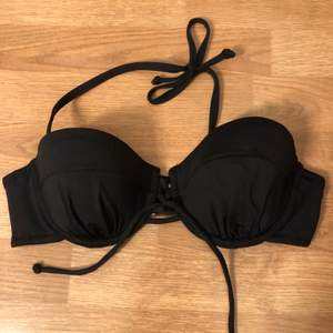 Svart bikini topp från Hm. Snöre i mitten, banden kan tas bort om man vill. ”Gummi” för att den ska sitta uppe.  Pris kan diskuteras. Passar för 75A. Skriv för intresse. Fraktkostnad tillkommer, kan dock mötas upp om det är i Stockholm :) 