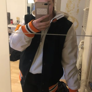 Super snygg collage jacka!! - En helt ny collage/varsity/baseball jacka, den är endast testad så jag tänkte kolla om det finns intresse. Annars skickar jag tillbaka den! Om fler är intresserade så blir det budgivning💞💞  ❗️❗️BUD PÅ 450kr