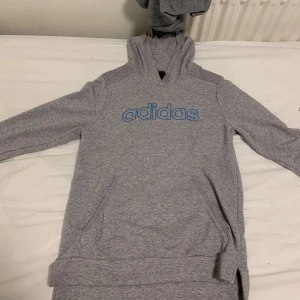 Adidas hoodie grå. (Unisex) - Hejsan! Säljer denna adidas hoodien. Den bär storlek S. Aldrig använd! Inga fläckar eller hål! Kommer ifrån stadium! Skriv för intresse!❣️ //oliver