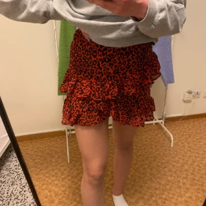 bikbok kjol  - Trendig volang kjol ifrån bikbok! ✨ är i bra skick förutom att spännet gått av (se bild tre) men inget som stör användandet om man vanligtvis har storlek S! Frakt tillkommer! ⭐️✨🌟🌸