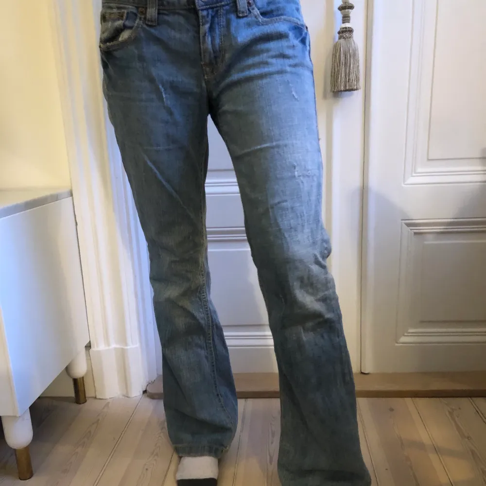Coola mid waist vintage jeans från DKNY.  Kan mötas upp eller frakta (köparen står för frakten)💕💕💕. Jeans & Byxor.