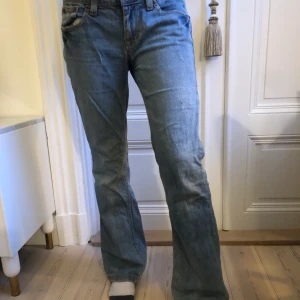 DKNY Vintage Jeans  - Coola mid waist vintage jeans från DKNY.  Kan mötas upp eller frakta (köparen står för frakten)💕💕💕