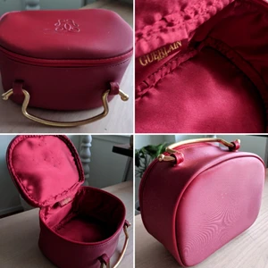 Guerlain vanity case - Guerlain smink väska med dragkedja och guld handtag. Mått ca 17x13x9 cm. Den har några vita fläckar, men kan skicka bilder vid intresse. 😊💌
