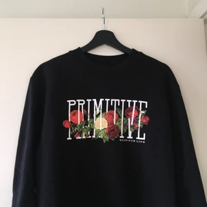 primitive sweatshirt - dennnnaaa är såså skön men tyvärr används den för sällan. därför letar den nytt hem. simpel svart med snyggt tryck, felfri!