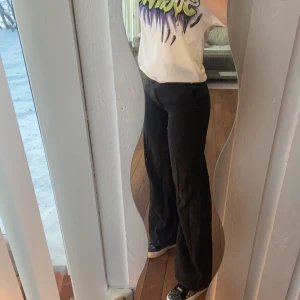 Jeans - Svarta jeans från Ginatricot, använda fåtal gånger! Storlek 36🤩🥰