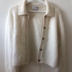 Kofta från &otherstories - Jättefin vit kofta från &otherstories som jag köpte förra året. Kommer inte till användning så säljer den nu den.