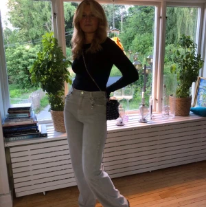 Grå zara jeans - Grå zara jeans med hög midja. I helt ok skick förutom lite blecknade vinfläckar på sidan, inget man tänker på. Jag är 178cm