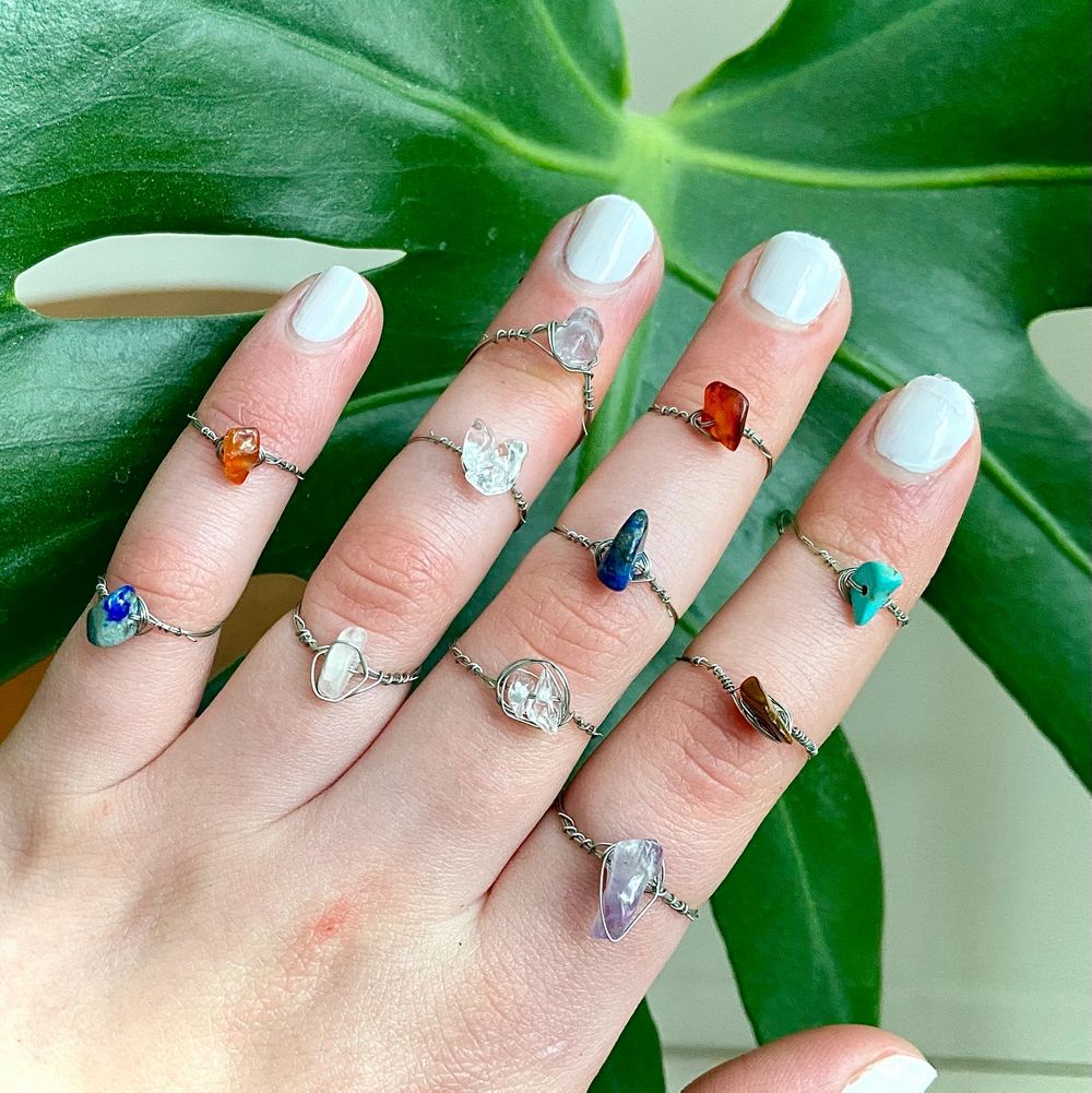 ALLA RINGAR FINNS KVAR Ringar av äkta kristaller: Rosenkvarts (ljusrosa), Bergskristall (genomskinlig), Tigereye (brun), Lapis lazuli (mörkblå), Jade (ljusblå), Karneol (orange/röd), Ametist (lila). Ringarna finns i XS/S och M/L. Skriv privat för frågor😊 . Accessoarer.