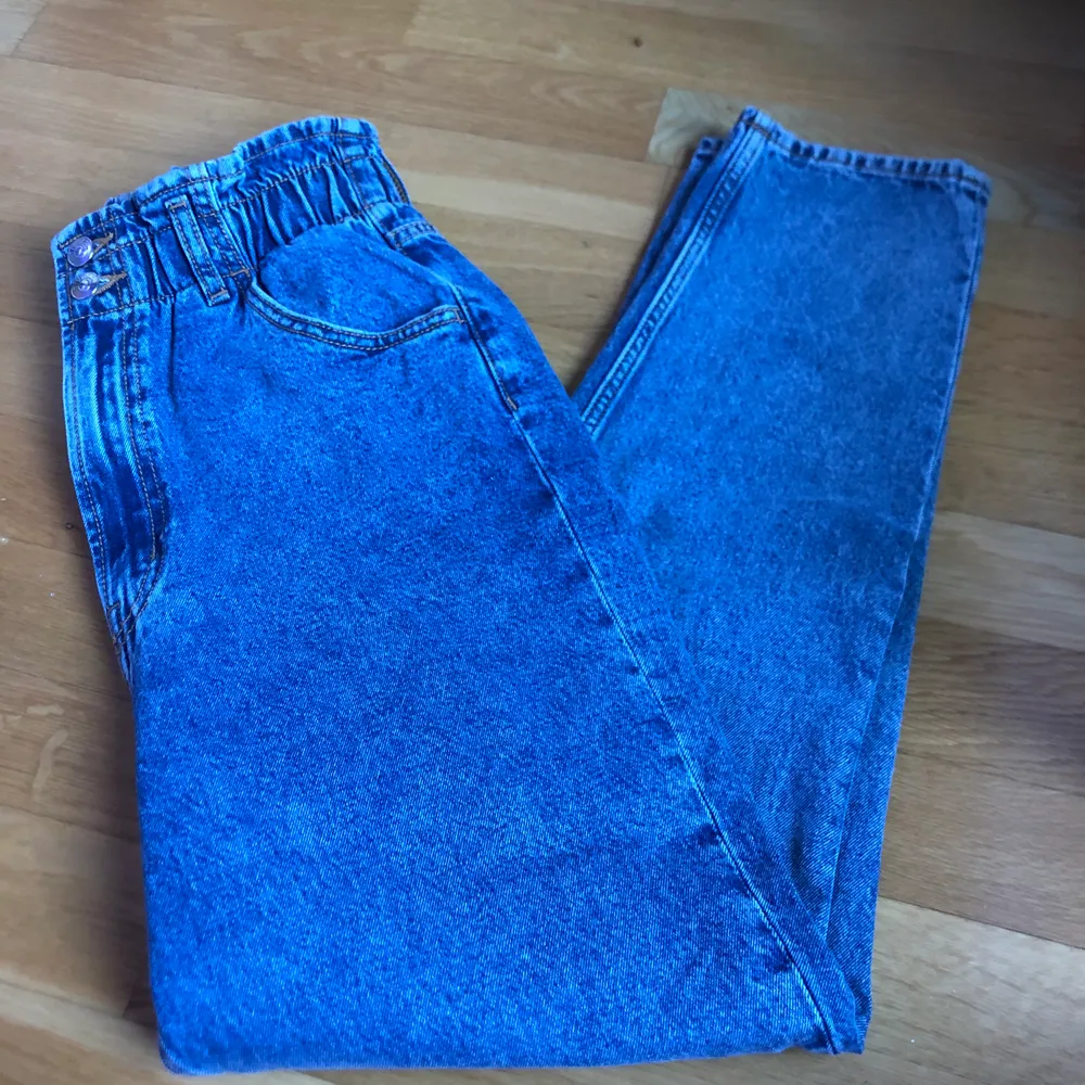 Blåa jeans från H&M i storlek 38 (men skulle säga mer 36) som säljs pga de tyvärr är ej min stil. Helt oanvända och är bra skick!! Nypris: 249kr Pris: 150kr. Kan fraktas men du står för frakt!🥰. Jeans & Byxor.