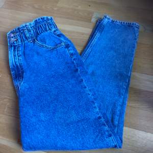 Blåa jeans från H&M i storlek 38 (men skulle säga mer 36) som säljs pga de tyvärr är ej min stil. Helt oanvända och är bra skick!! Nypris: 249kr Pris: 150kr. Kan fraktas men du står för frakt!🥰