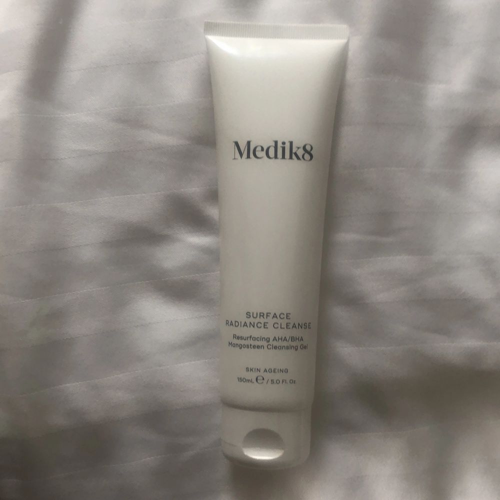 Har bara testat den ett par gånger, så det är väldigt lite som har tagits av den. Surface Radiance Cleanse är en rengöringsgele som effektivt tar hand om problem hos fet och blank hud med stora porer. poreCleanse är särskilt framtagen för djuprengöring av porerna och daglig exfoliering. Salicylsyra (BHA) exfolierar, förhindrar porerna från att täppas igen, slätar ut fina linjer/rynkor, stimulerar ny celltillväxt och minskar inflammation. Mjölksyra (AHA) återfuktar och exfolierar samt reducerar rynkor och pigmentmissfärgningar. . Övrigt.
