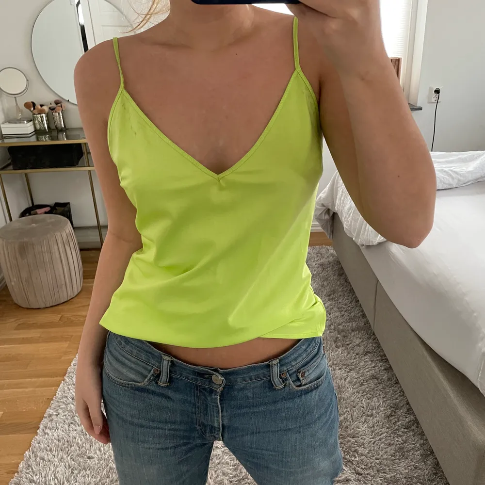 Intressekoll på denna skit balla neon gröna linnet från Zara, skit snyggt och passar sp bra till sommar när man är brun ! 😍 . Toppar.