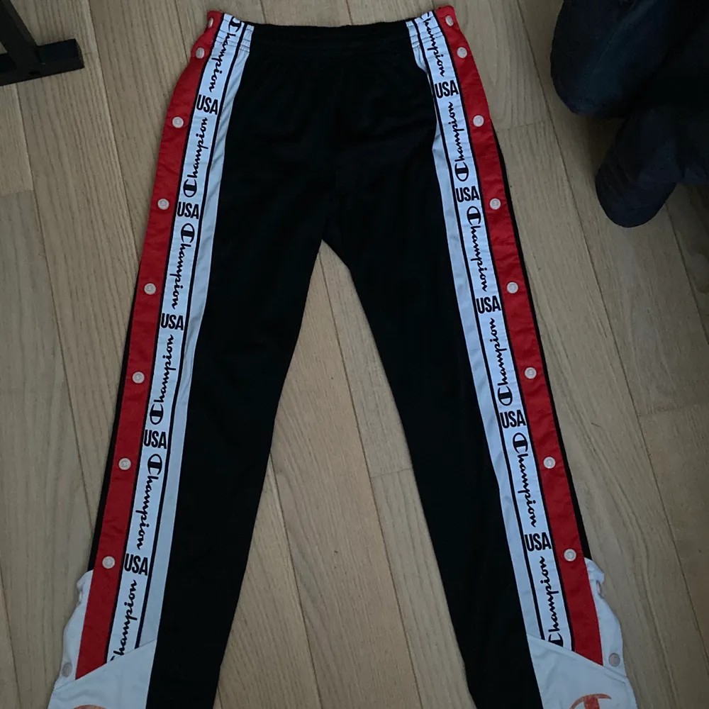 Champion trackpants med knappar på sidorna. Dem är i Storleken me men midjan är väldigt elastisk så dessa passar nog de flesta! . Jeans & Byxor.