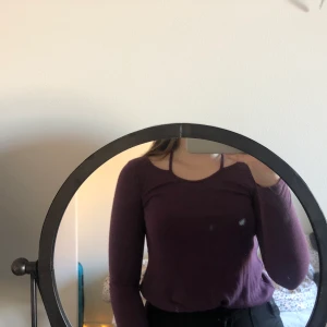 Topp, Storlek XS - Superfin lila topp från Hollister💜 Sparsamt använd med en fin detalj på ryggen (se sista bilden), skriv om du vill ha fler bilder!