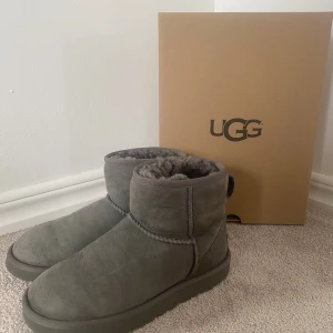 Uggs storlek 36 - Säljer pågrund av att dom inte kommer till användning! Storlek 36, använda cirka 7 gånger. Väldigt bra skick, snygga till det mesta och framförallt väldigt sköna!  Nypris 1995kr säljer för 850kr! Frakt tillkommer.