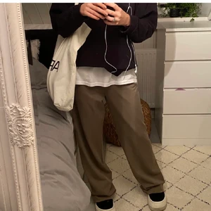 Kostymbyxor  - Hej! Säljer ett par kostymbyxor i stl S. De är rätt oversized så skulle säga att de passar för den som när M/L alt S för den med längre ben. I nyskick. (Bilden är lånad av förra ägaren: @ginisiriute) köpare står för ev frakt