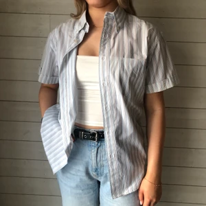 Skjorta - T-shirt skjorta Färg: ljusblå/mörkblå/brun/vit Fler bilder? Kontakta oss!