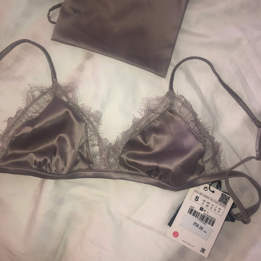 Slutsåld, helt oanvänd satinbralette från Zara (endast testad en gång)🤍 . Övrigt.