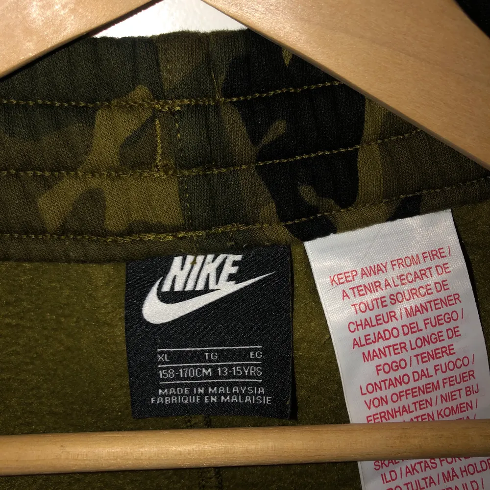 Mjuka fleece mjukisbyxor från Nike. Köpt i barnstorlekar men passar 36-38 i damstorlekar. Köparen står för frakt😊. Jeans & Byxor.