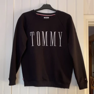 Tommy Hilfiger tröja - Tommy hilfiger tröja Strl S. Väldigt bra skick! Svart med vit text