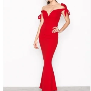 röd klänning  - qnvänd en gång, storlek 38