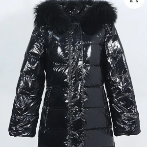 Gloss jacka - Säljer min jacka i storlek S, köpt på femeninaofsweden för 3799:- mitt pris 1500 pris går att diskutera! Inga skador på jackan (äkta päls) medföljer. Vid intresse skickar jag bilder privat