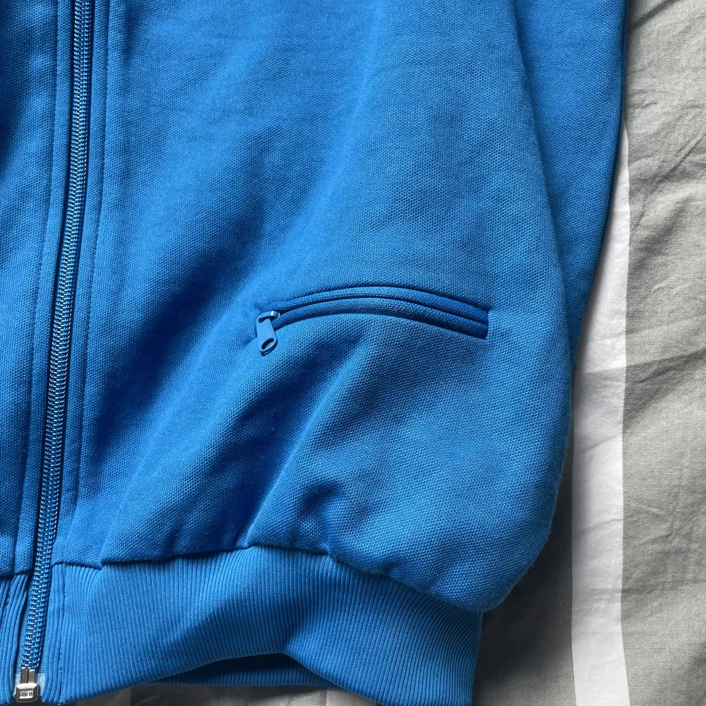 snygg adidas tröja i storlek medium. känns väldigt stor för att vara medium.. Hoodies.