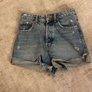 Jeans shorts  - Säljer dessa snygga shortsen från zara. Fin skicka bara använda ett få tal gånger, kontakta mig vid intresse. Pris kan diskuteras 